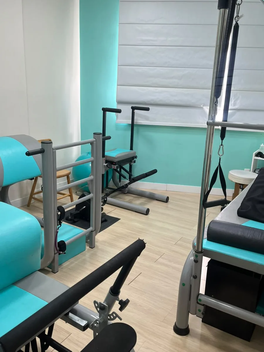 Sala de atendimento individual com aparelhos de Pilates